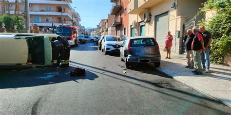 Paura A Locri Incidente Autonomo In Pieno Centro Un Ferito In