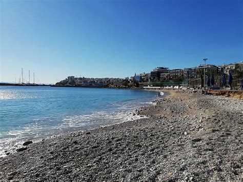 The Beaches In Attica Where It's Unsuitable To Swim At This Year - From Piraeus To Vouliagmeni