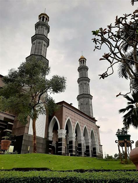 Masjid Dian Al Mahri Kubah Emas Meruyung Kota Depok Jawa Indonesia