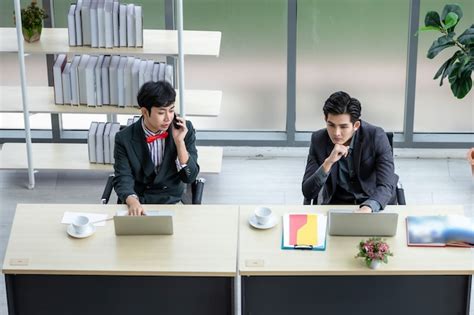 상위 뷰 동성애 아시아 사업가 Lgbt는 현대 사무실의 회의실에서 노트북 컴퓨터와 비즈니스 사람들 그룹에서 일하는 동안 휴대