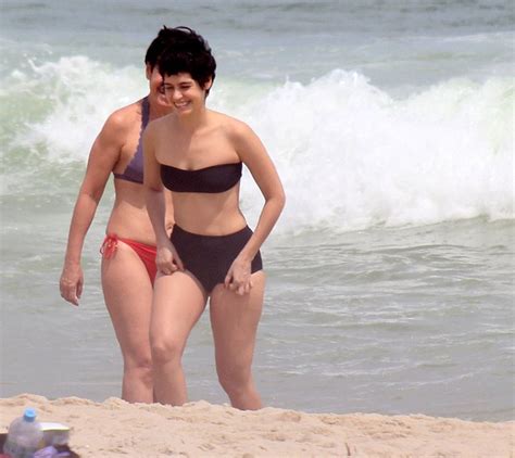 Maria Flor Curte Dia De Praia Com Amigos Quem Quem News