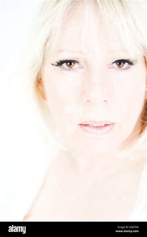 Portrait High Key D Une Jolie Femme Blonde Stock Photo Alamy
