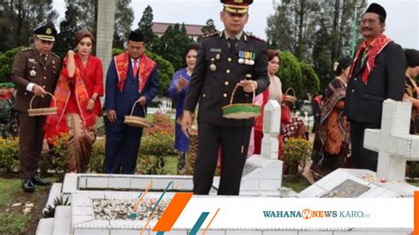 Usai Menuangkan Bunga Di Makam Pahlawan Kabanjahe Bupati Membuka Acara