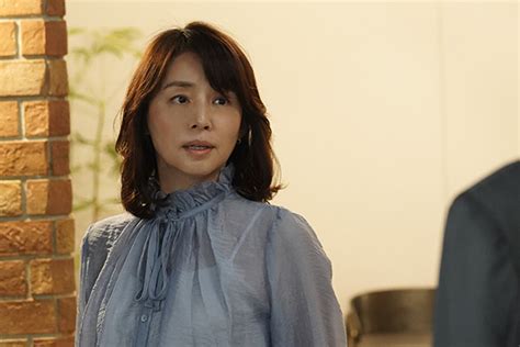 石田ゆり子の私服 ドラマ「転職の魔王様」第8話で着用された衣装です。首元がフリルになった青のシアーブラウスを着用されています。 芸能人の