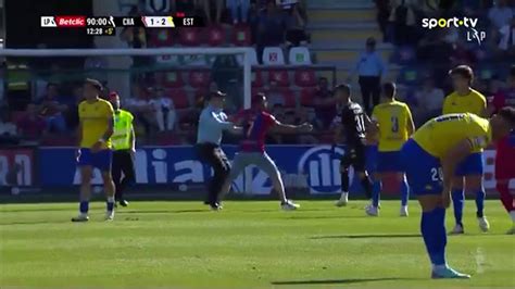 V Deo Torcedor Invade O Gramado Para Confrontar O Goleiro