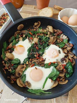 Champiñones con huevos espinacas y topping de frutos secos Espinacas