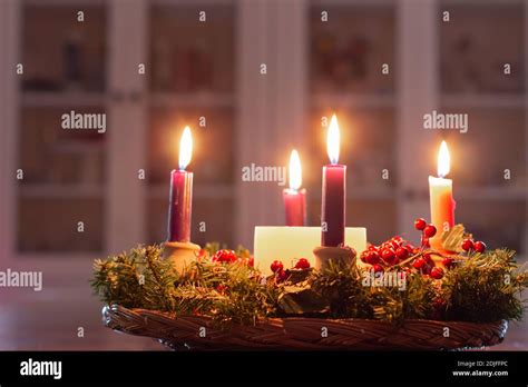 Couronne de l Avent de Noël avec bougies allumées dans la pièce sombre