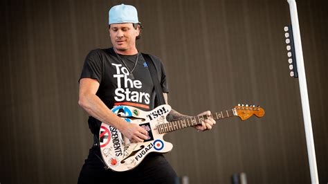 See The Fender Tom Delonge Starcaster Get Its First Live Airing At Blink 182 S Coachella