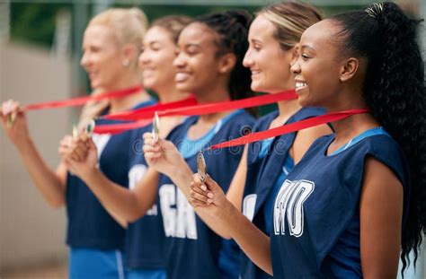 Netbalteam Met Gouden Medaille En Vrouwen Vieren Het Succes Van Sport