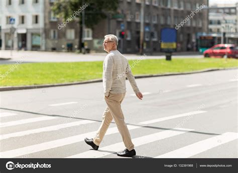 Senior Hombre Caminando Por El Cruce Peatonal De La Ciudad — Foto De