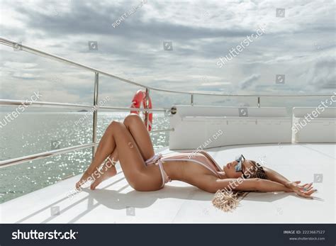 En La Categor A Bikini Korean Girl De Im Genes Fotos De Stock E Ilustraciones Libres De