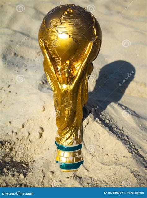 Trof U Da Copa Do Mundo Enterrado Na Areia Imagem De Stock Editorial