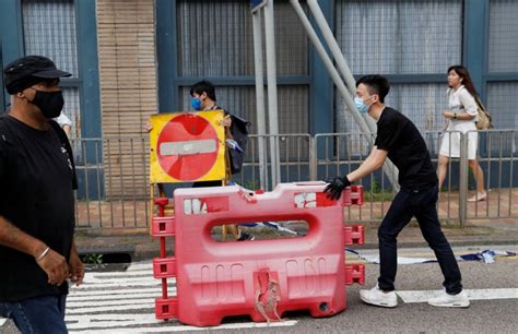 反送中》警方撤退 抗議民眾續佔夏慤道 主動清除路障 國際 自由時報電子報