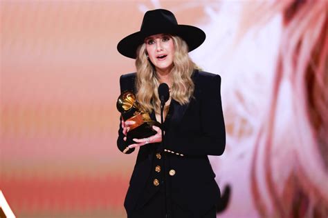 Lainey Wilson Wins First-Ever GRAMMY Award: "This Is Absolutely Wild ...