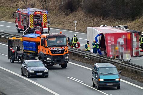 A Gesperrt Umgekippter Lastwagen Blockiert Autobahn Selb Frankenpost