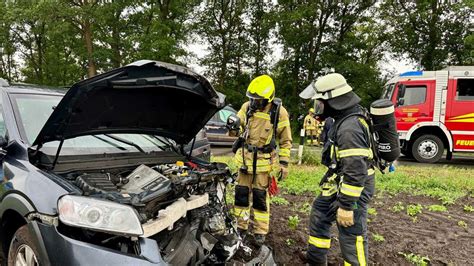 Kollision An Kreuzung Fahrzeug Auf Acker Hoher Sachschaden