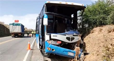 Fuerte Colisi N Entre Bus Y Cami N En La Ruta Al Norte De Tarija Deja