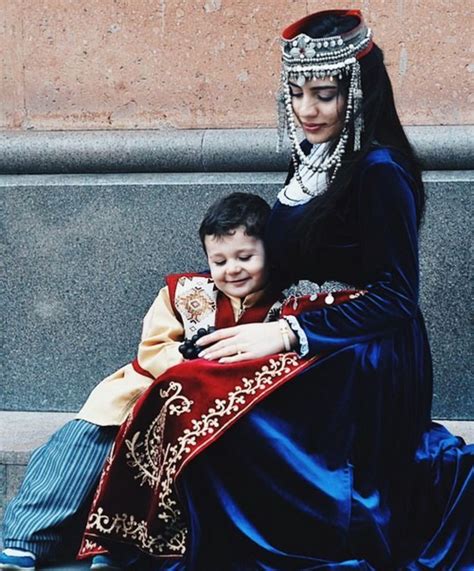 Vêtement traditionnel Arménien Հայուհի Մեկ հուր ես դառնում ու հոգիս ...