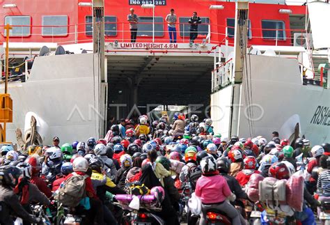 ARUS BALIK SEPEDA MOTOR PELABUHAN BAKAUHENI ANTARA Foto