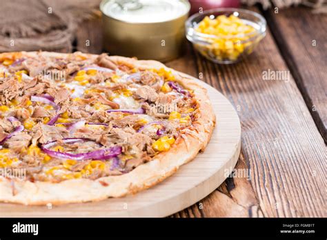 Pizza de atún recién hechas con maíz y cebolla roja Fotografía de stock