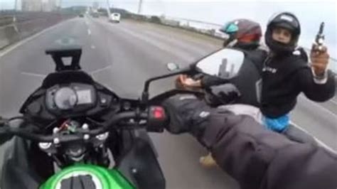 VÍDEO Ladrão persegue e assalta dono de moto a 140 km h