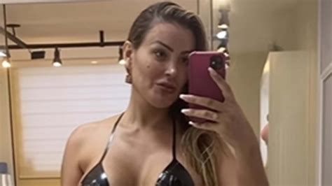 Andressa Urach surge biquíni de fita adesiva e exibe suas tatuagens