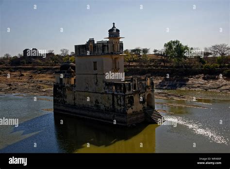 Queen Padmini palace in lake Stock Photo - Alamy