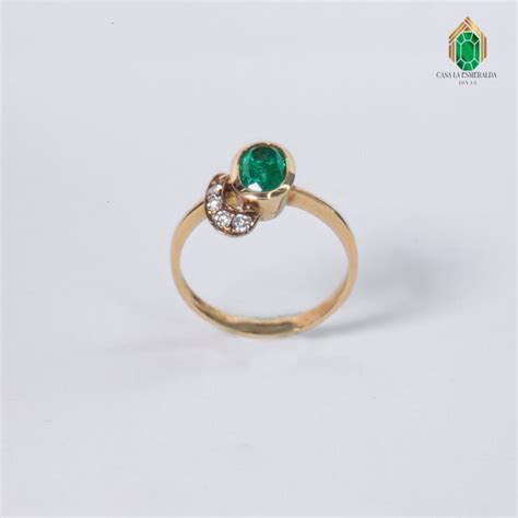 Anillo Oro Esmeralda Ovalo Al Bisel con 4 Diamantes Joyería Casa la