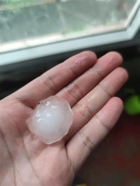 上海下冰雹，大如鸽子蛋！宝山一菜场顶棚被砸穿，西郊滴雨未下财经头条