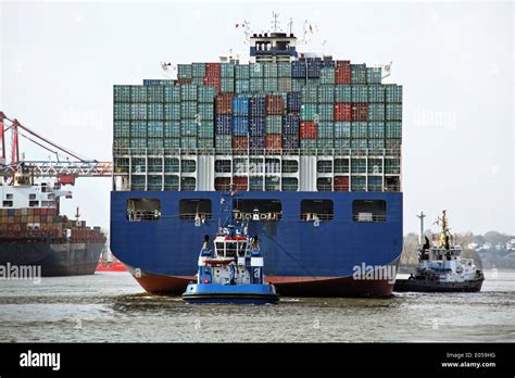 Containerschiffe Im Hamburger Hafen Fotos Und Bildmaterial In Hoher