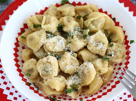 Tortellinis With Parmesan Prosciutto And Basil Recipe Petitchef