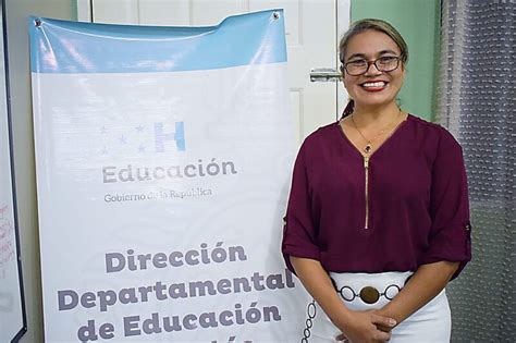 Directora de Educación Cortés la nombraron por mejor currículo