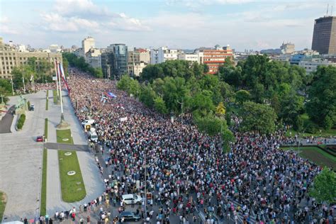 Forin Polisi o protestima u Srbiji Populistički predsednik Vučić pod