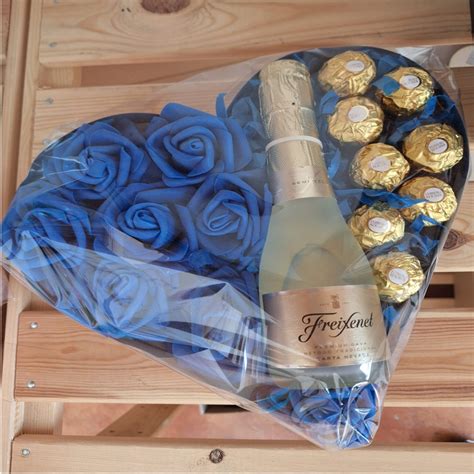 Corazón de rosas azules con ferreros y cava Regalos Personalizados