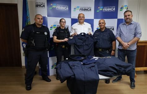 Guardas Civis Municipais Recebem Novos Uniformes Estilo Ap Por