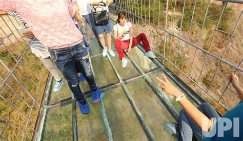 Photo: Glass bridge opens in Hunan - PEK2015102437 - UPI.com