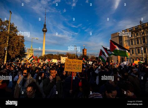 Menschen Nehmen Einer Demostration In Solidaritaet Mit Palaestina In