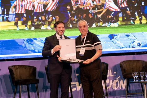 CONMEBOL reconoce a Carlos Jara Saguier tras consagrarse campeón del