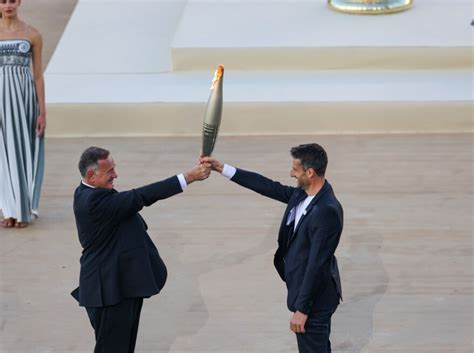 La Flamme Olympique Est Entre Les Mains De Paris 2024 Cap Sur