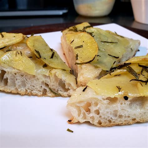 FOCACCIA DE MASA MADRE CON PAPAS ROMERO Y AJO El Arte De Amasar