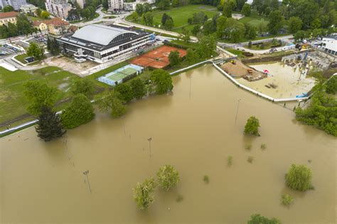 Vodeni val prošao kroz Karlovac i kreće se prema Petrinji Na