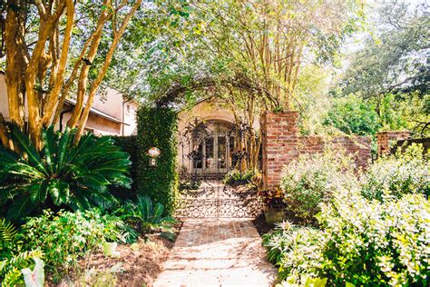 Baton Rouge Courtyards That Have Us Ready For Fall Parties