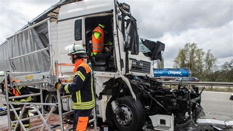 Schwerer Unfall Auf Der A Sperrung Und Stau Ab Maschener Kreuz