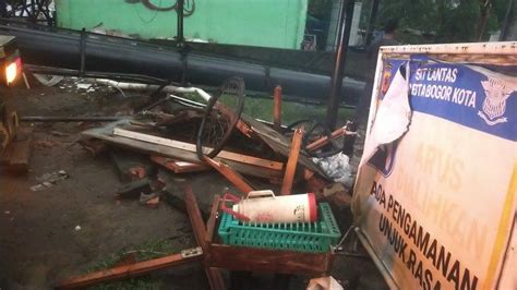 Jadi Korban Papan Reklame Roboh Di Taman Corat Coret Bogor Tukang Sate