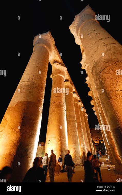 Luxor Egipto Una Vista De Noche De La Columnata De Amenofis Iii En El