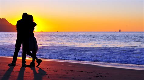 Download Wallpaper 3840x2160 Couple Silhouettes Hugs Love Shore Sunset 4k Uhd 16 9 Hd