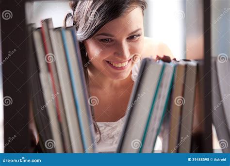 Estudante Que Estuda Na Biblioteca Foto De Stock Imagem De Caucasiano