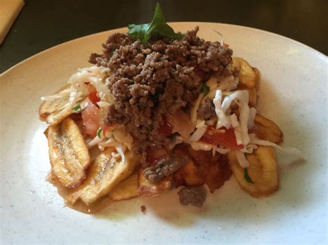 Comida tipica Hondureña. Tajaditas de guineo verde con carne molida y ensalada de repollo. Que ...