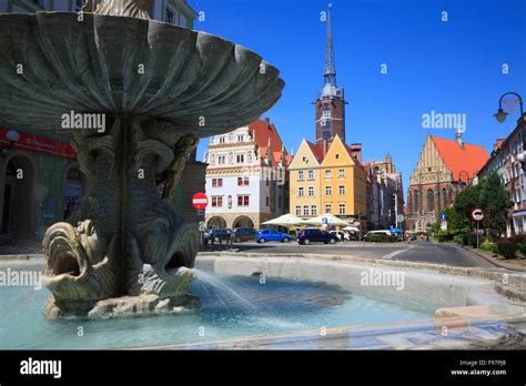 Triton Brunnen In Der N He Marktplatz Rynek Nysa Nei E Silesia