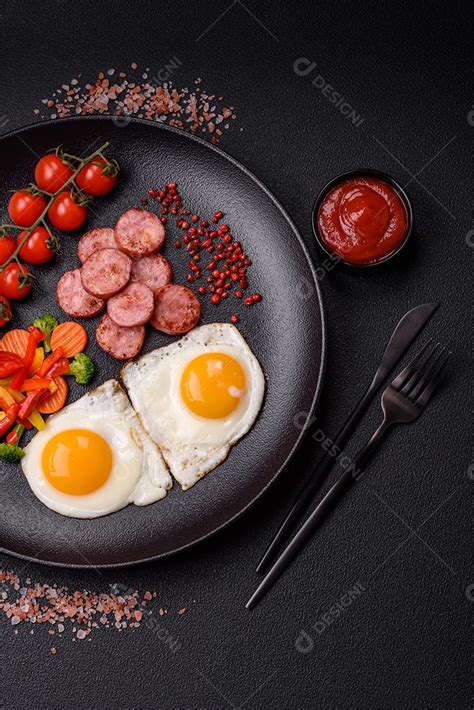 Delicioso Caf Da Manh Nutritivo Ovos Fritos Salsicha Legumes